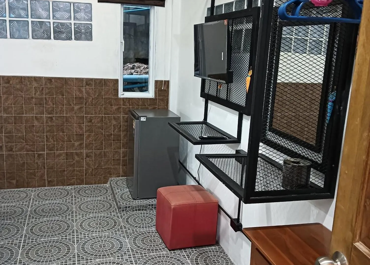 White Jail At Koh Tao Hostel