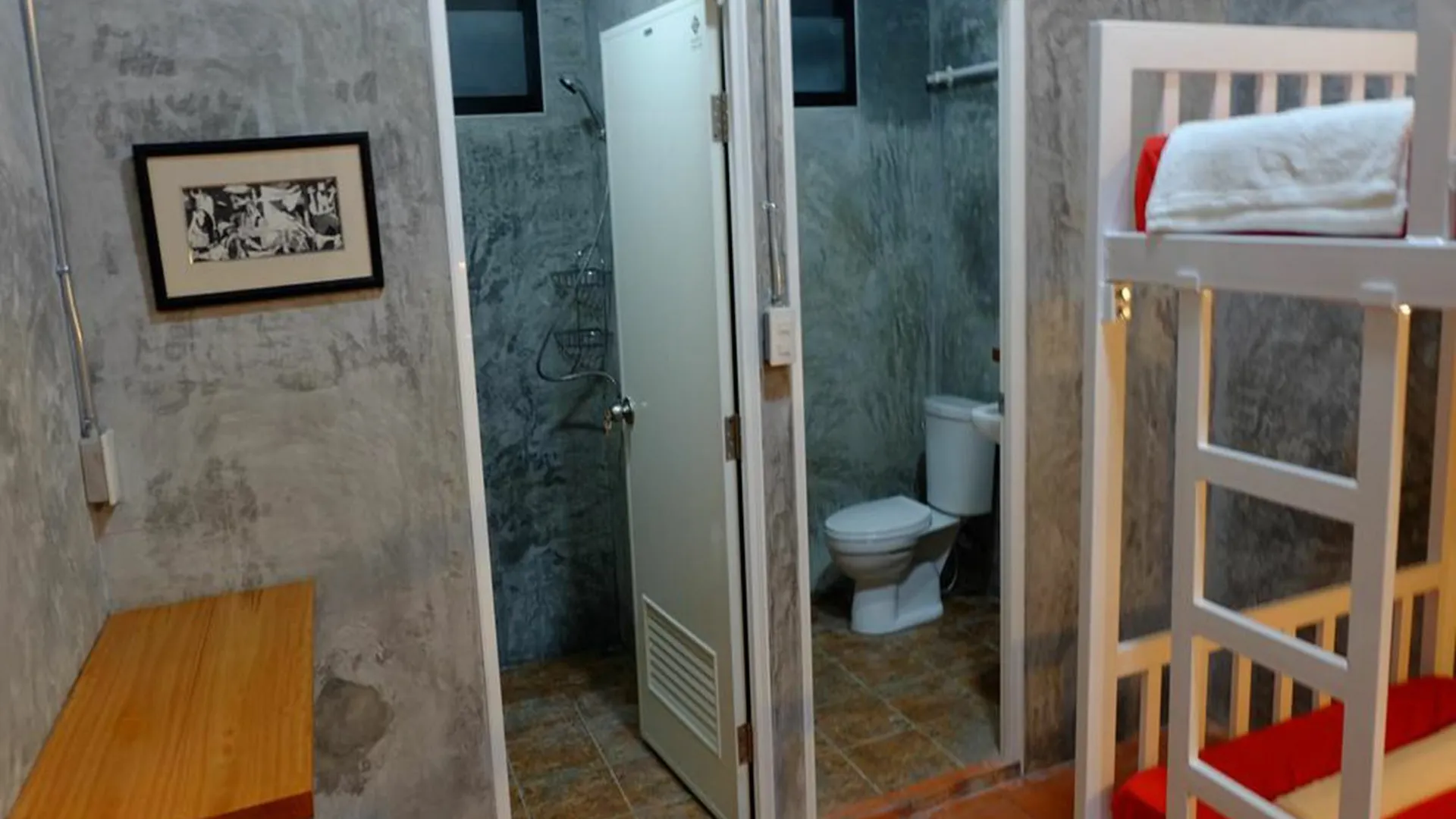 White Jail At Koh Tao Hostel